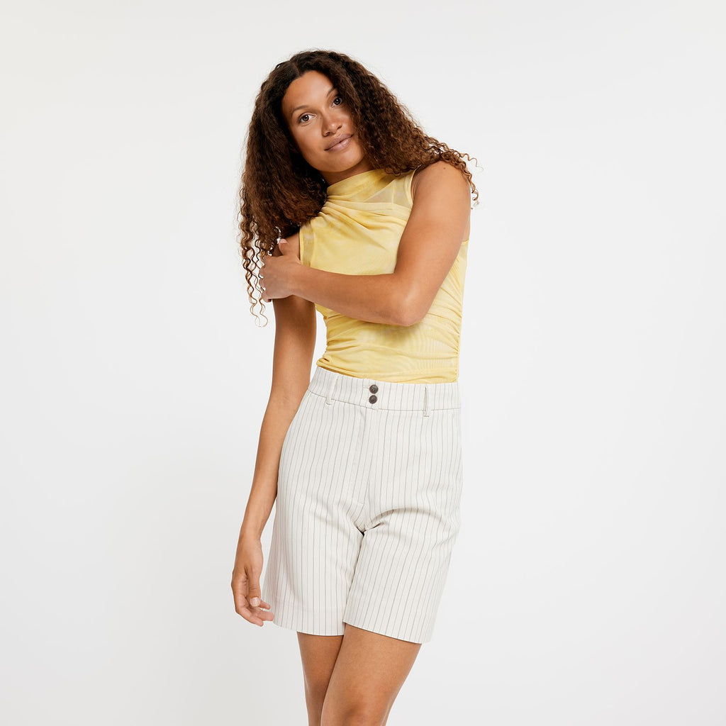 Five Units Trousers LauraFV Midi Shorts 876 Sand Navy Pin model