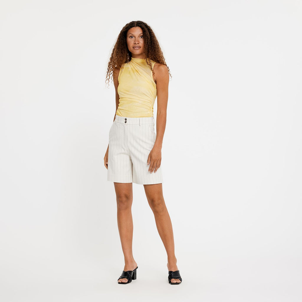 Five Units Trousers LauraFV Midi Shorts 876 Sand Navy Pin model