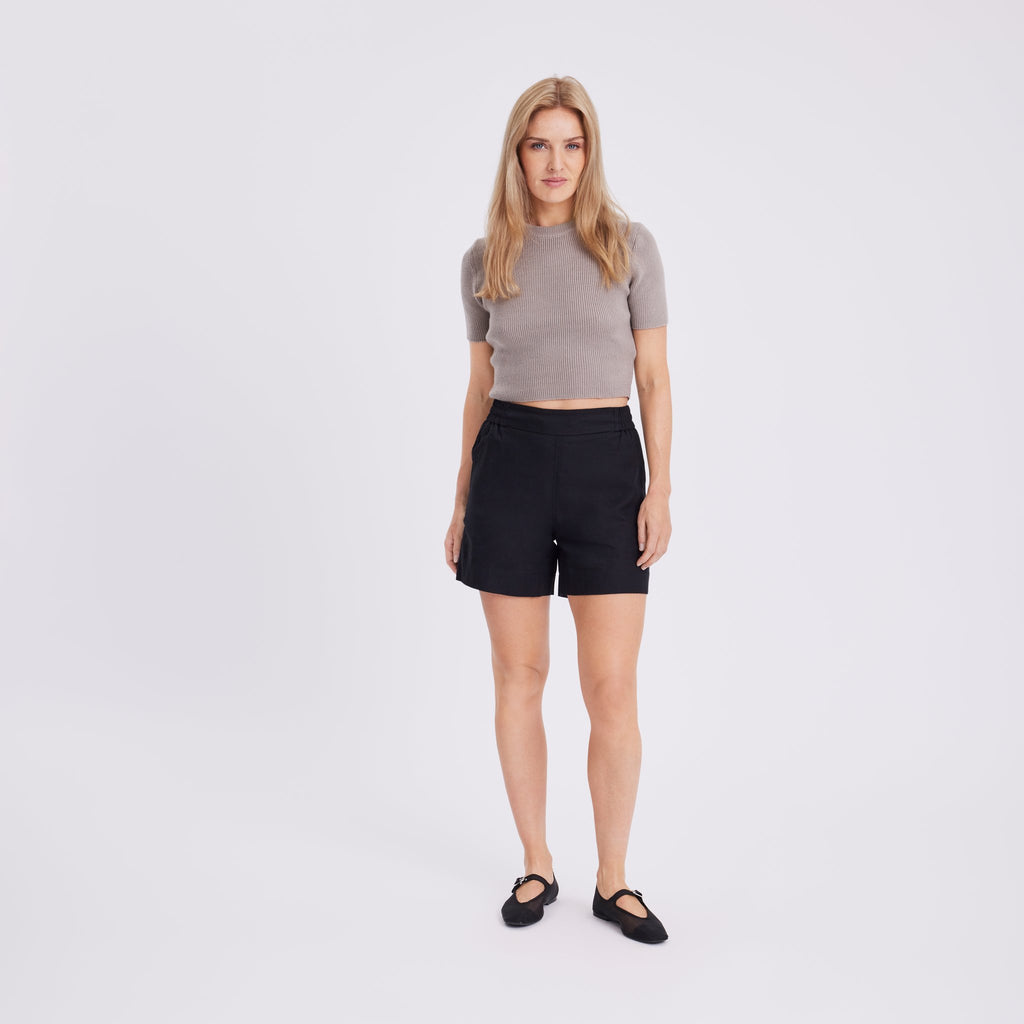 LineaFV_Shorts_763 Black MODEL