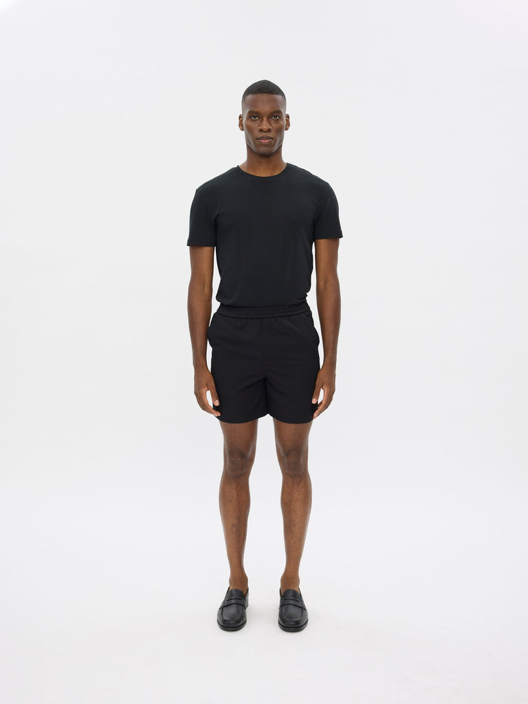 TuriPL_Shorts_041 Black MODEL