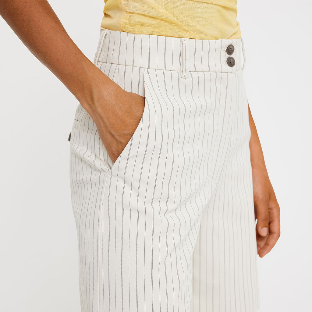 Five Units Trousers LauraFV Midi Shorts 876 Sand Navy Pin details